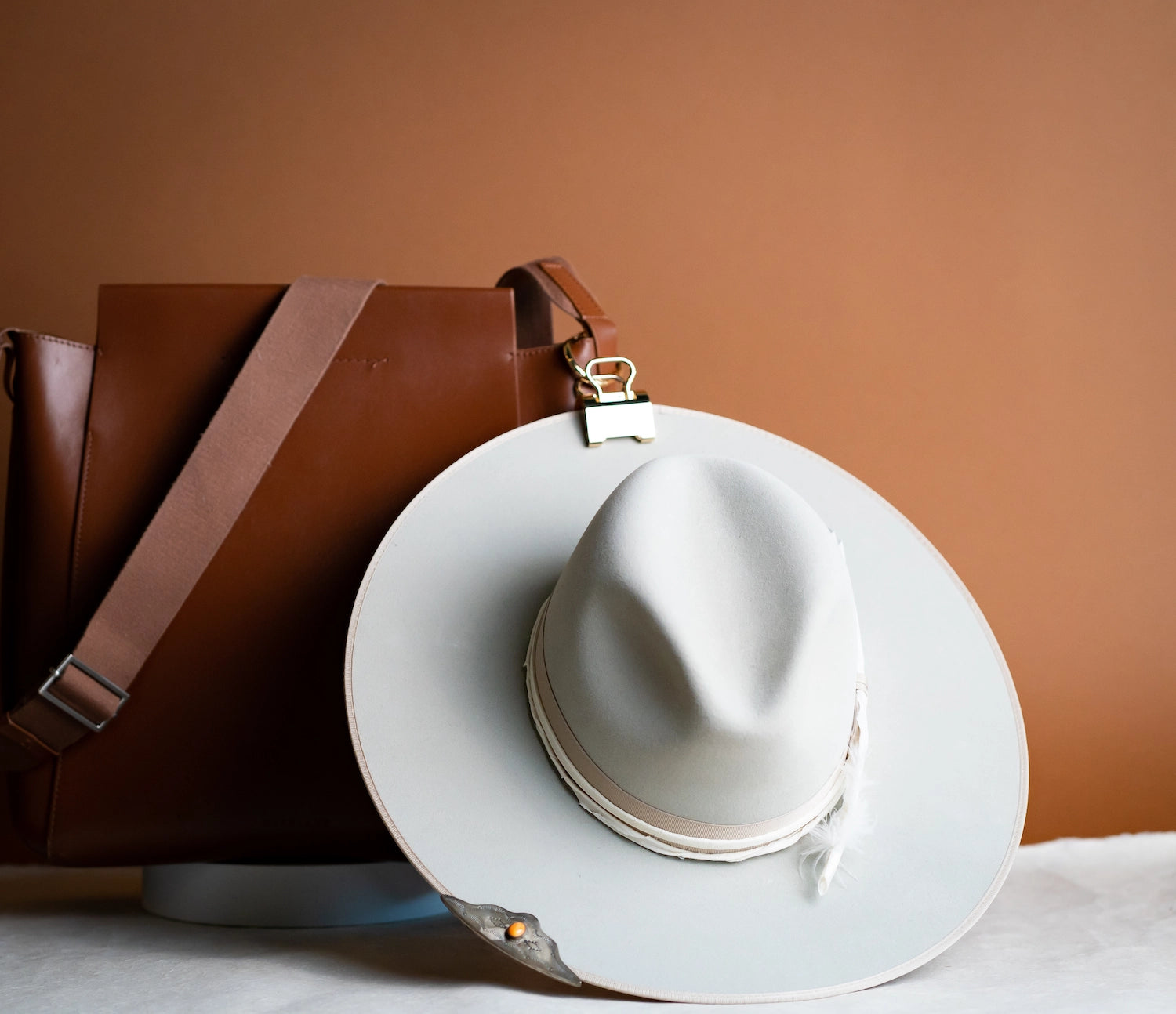 Sidecar Duo Set, Hands-free Hat Clip luxury travel accessory. Featuring shiny 14K Gold duo set with white luxury hat and leather handbag. Durable, damage-free hat clip carry.